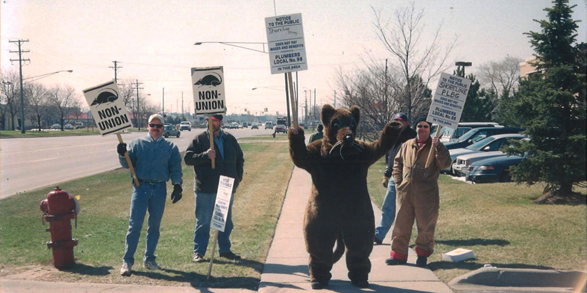 Image of Picketers with rat